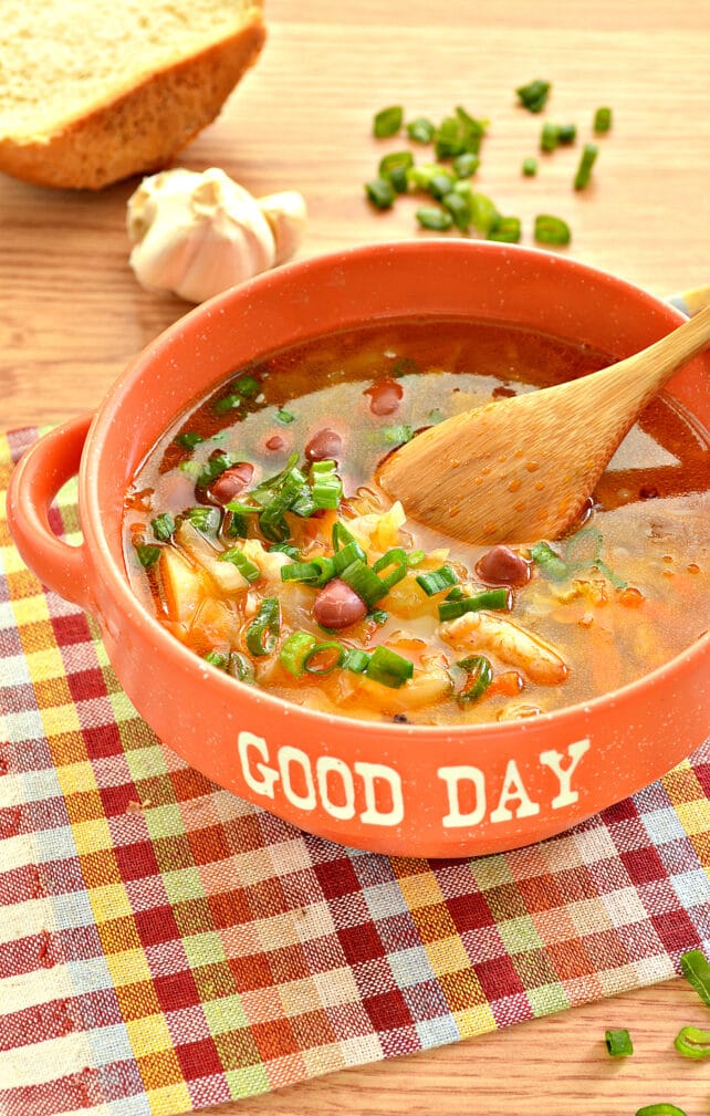 Щи на мясном бульоне с консервированной фасолью