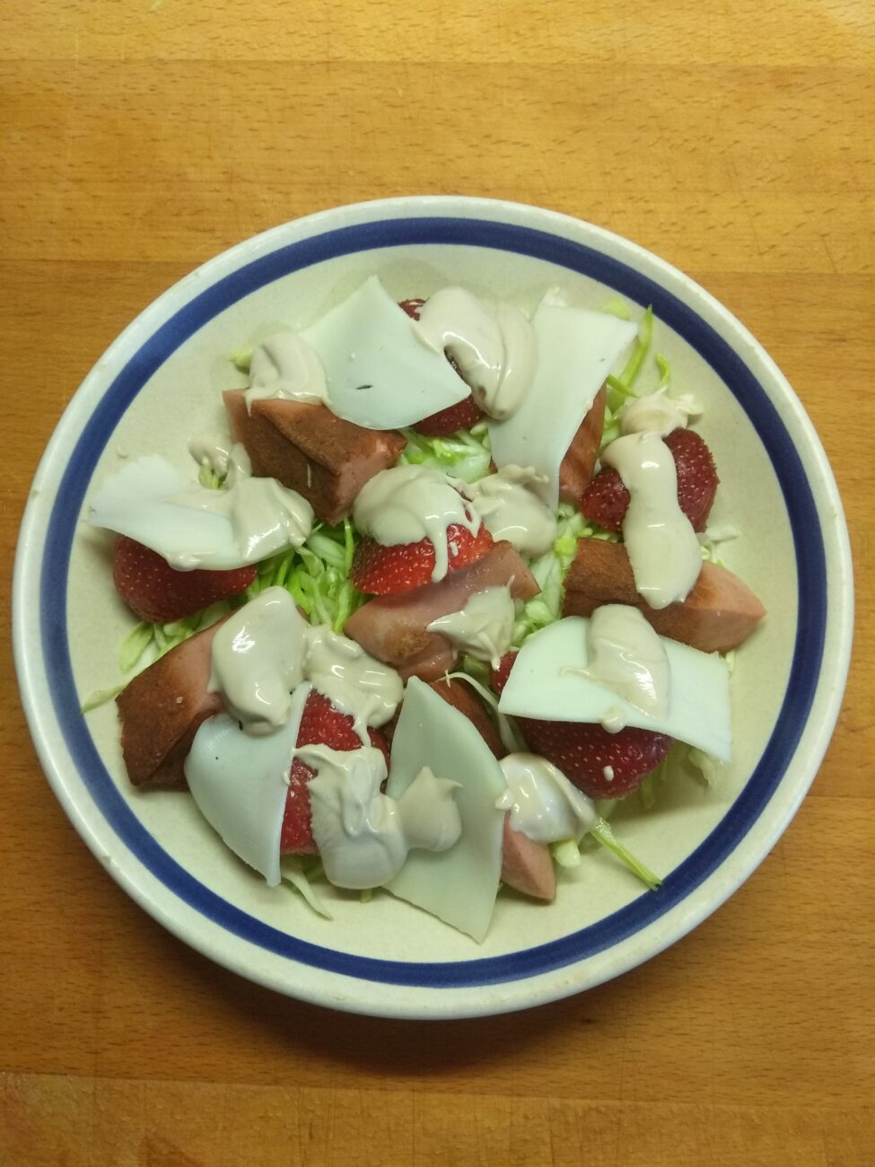 Салат с молодой капустой, клубникой и колбаской