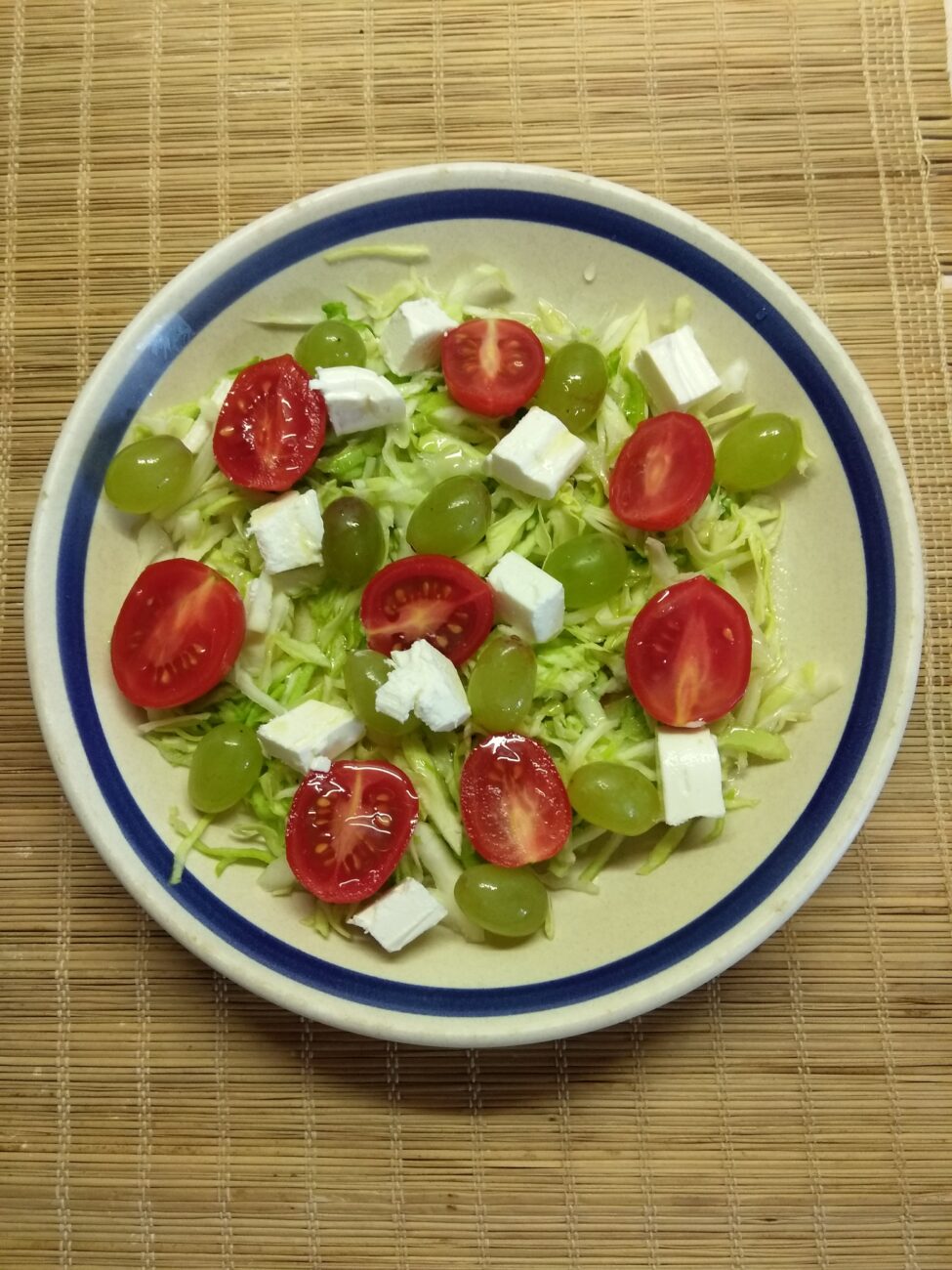 Салат с капустой, черри, виноградом и фетой