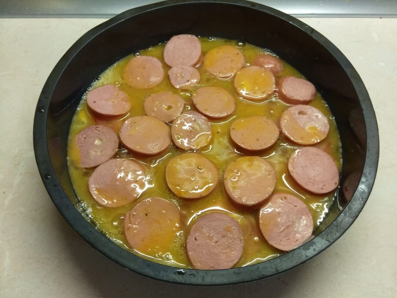 Запеканка с картофелем, перцем и сардельками (на сковороде)