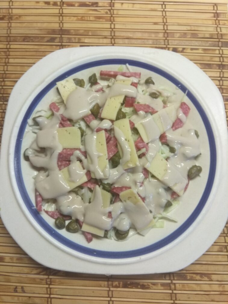 Салат из капусты, салями, каперсов и сыра