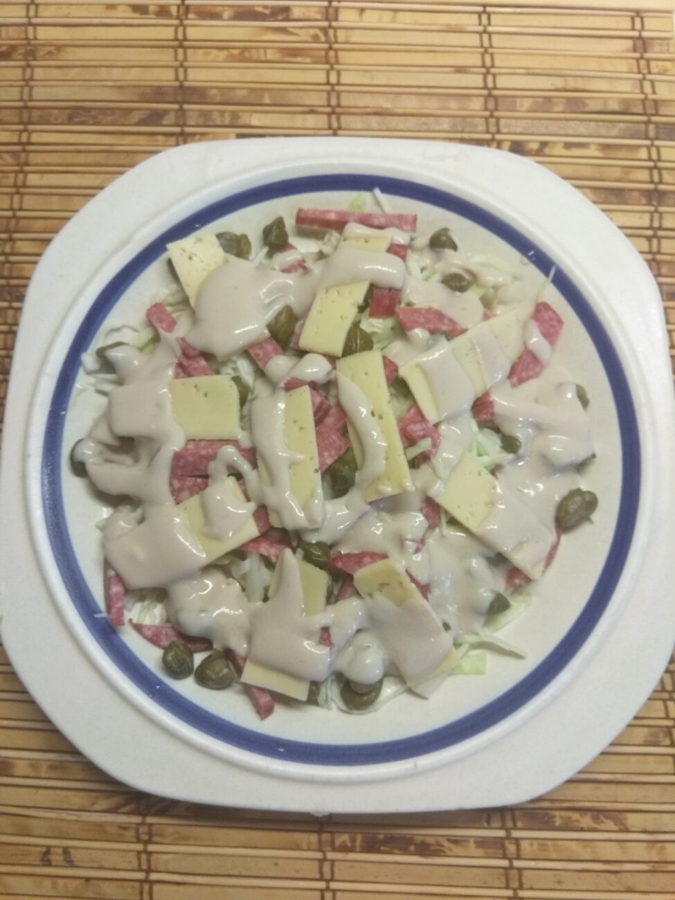 Салат из капусты, салями, каперсов и сыра