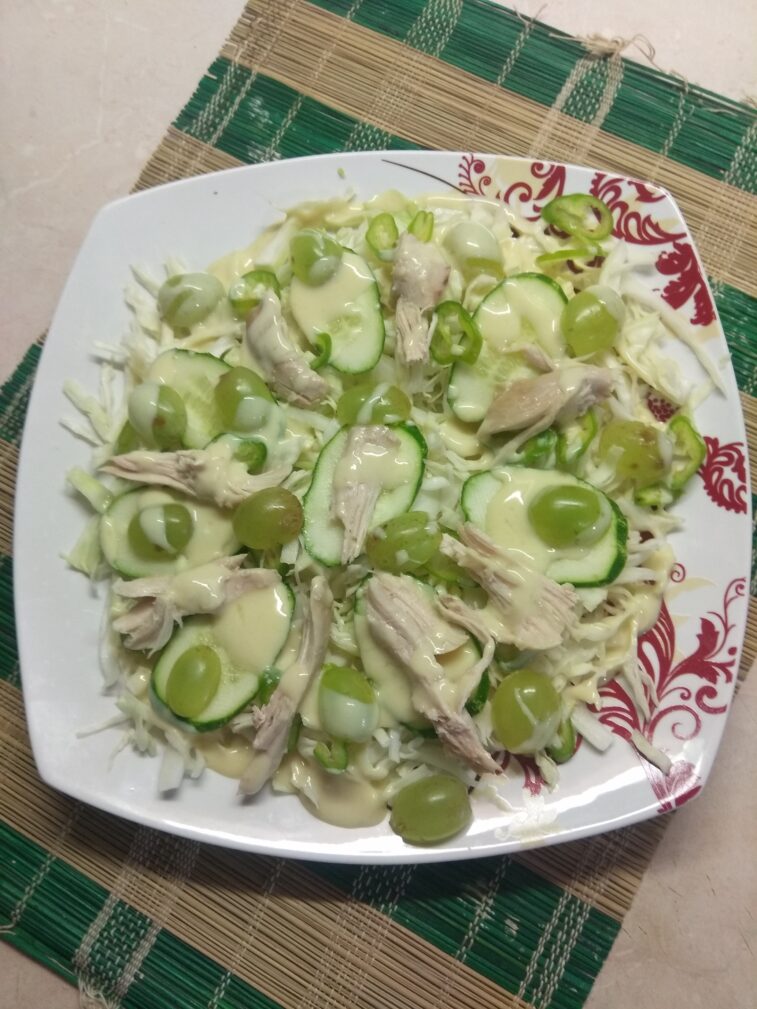 Салат с капустой, огурцами, запеченной курицей и виноградом