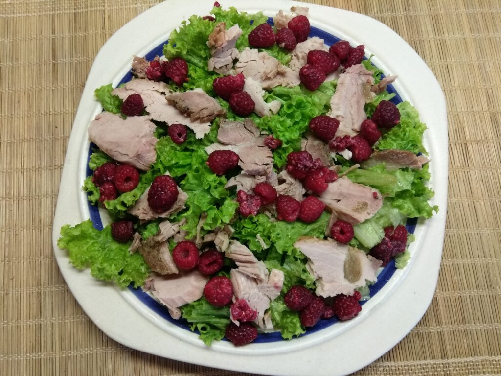 Фото рецепта - Салат с бужениной, малиной и огурцами - шаг 3