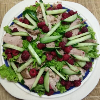Фото рецепта - Салат с бужениной, малиной и огурцами - шаг 4
