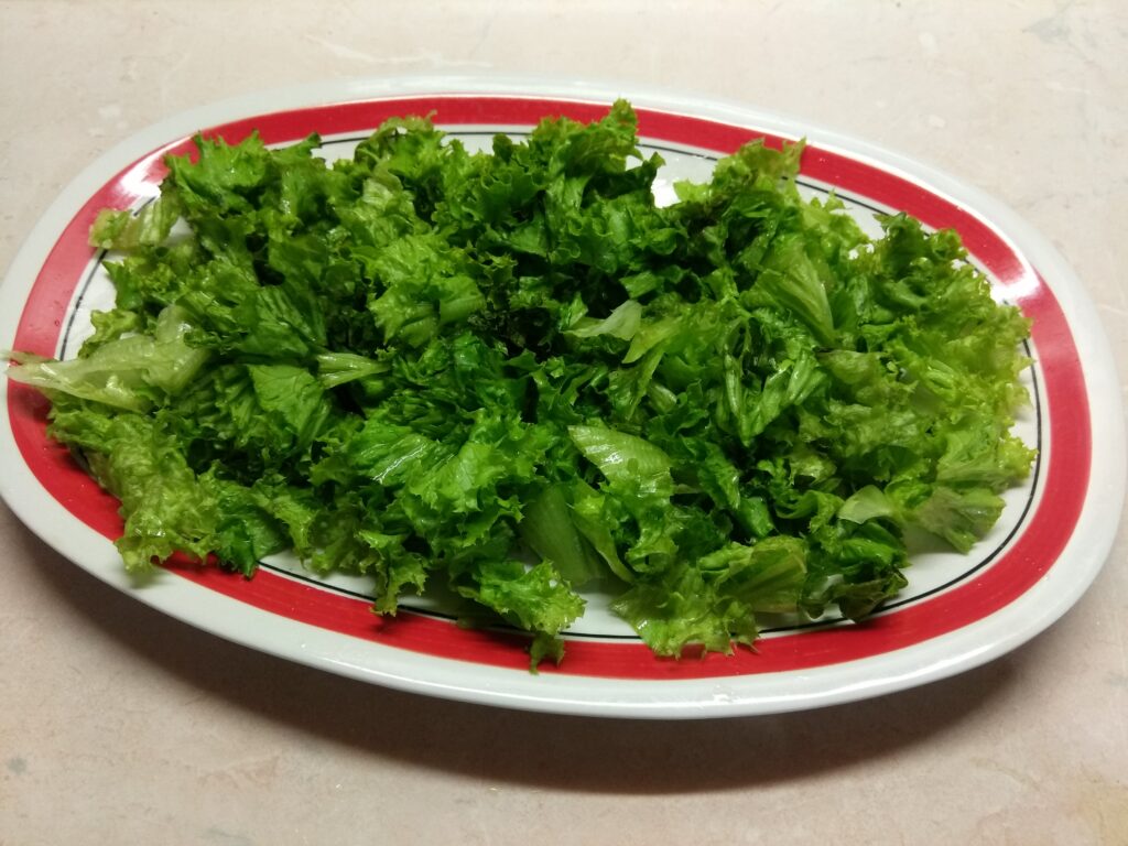 Фото рецепта - Салат с консервированным тунцом, помидорами и кукурузой - шаг 1