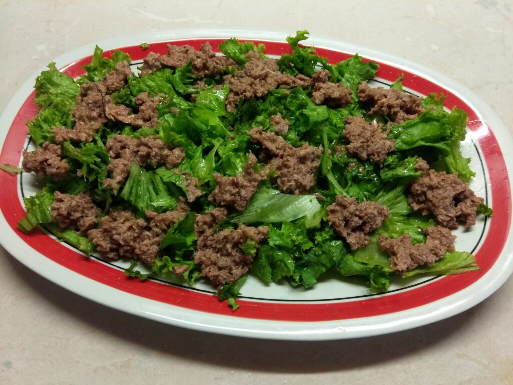 Фото рецепта - Салат с консервированным тунцом, помидорами и кукурузой - шаг 2