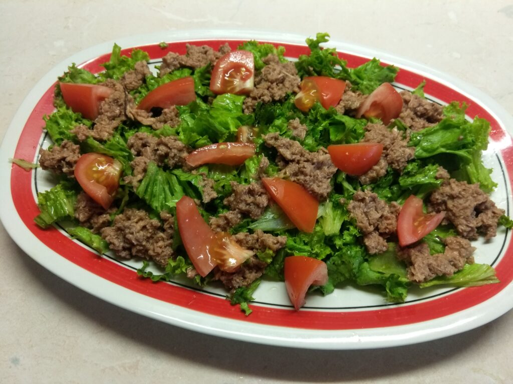 Фото рецепта - Салат с консервированным тунцом, помидорами и кукурузой - шаг 3
