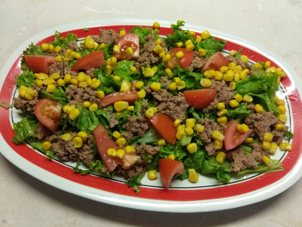Фото рецепта - Салат с консервированным тунцом, помидорами и кукурузой - шаг 4
