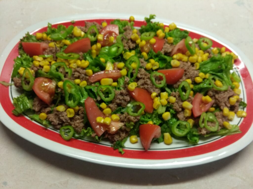 Фото рецепта - Салат с консервированным тунцом, помидорами и кукурузой - шаг 5