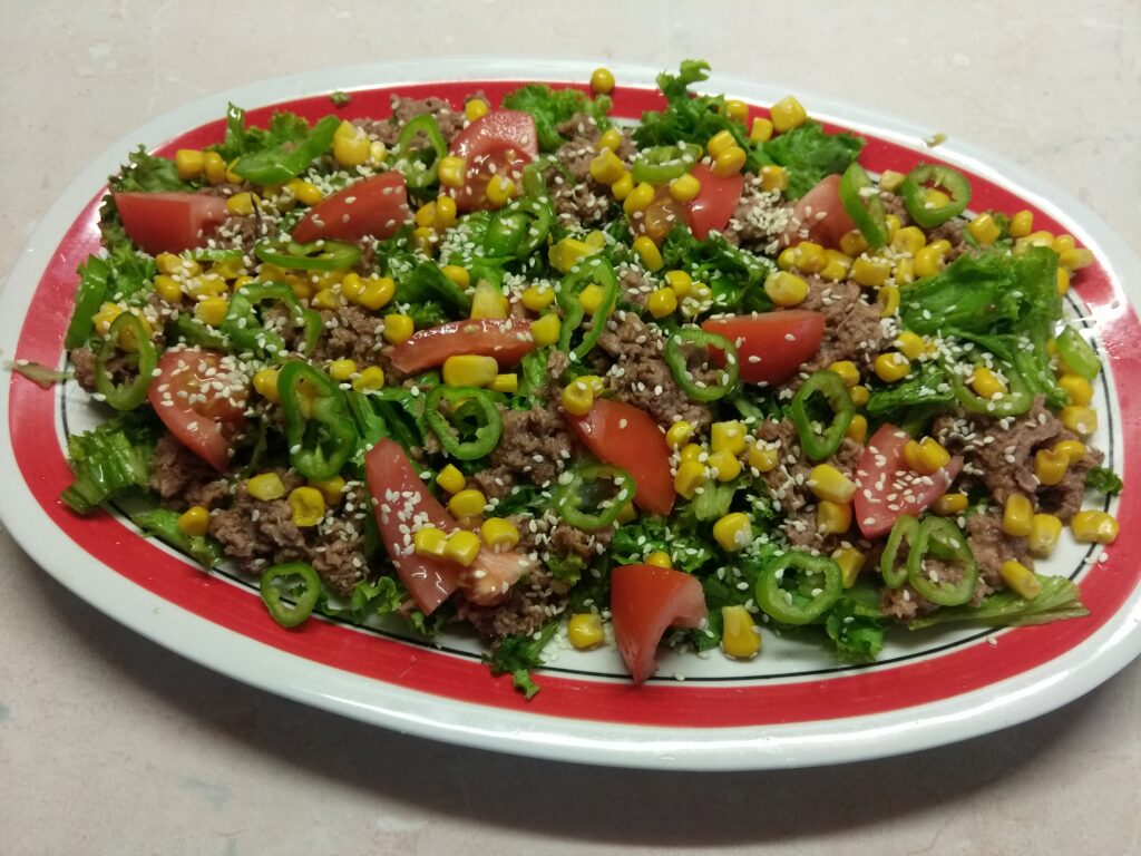 Фото рецепта - Салат с консервированным тунцом, помидорами и кукурузой - шаг 6