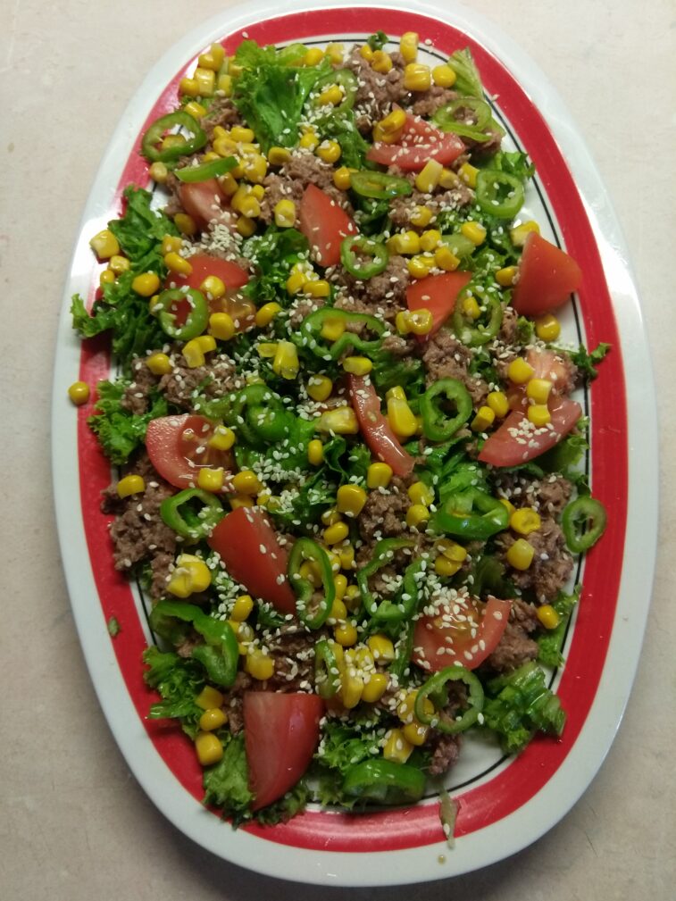 Салат с консервированным тунцом, помидорами и кукурузой