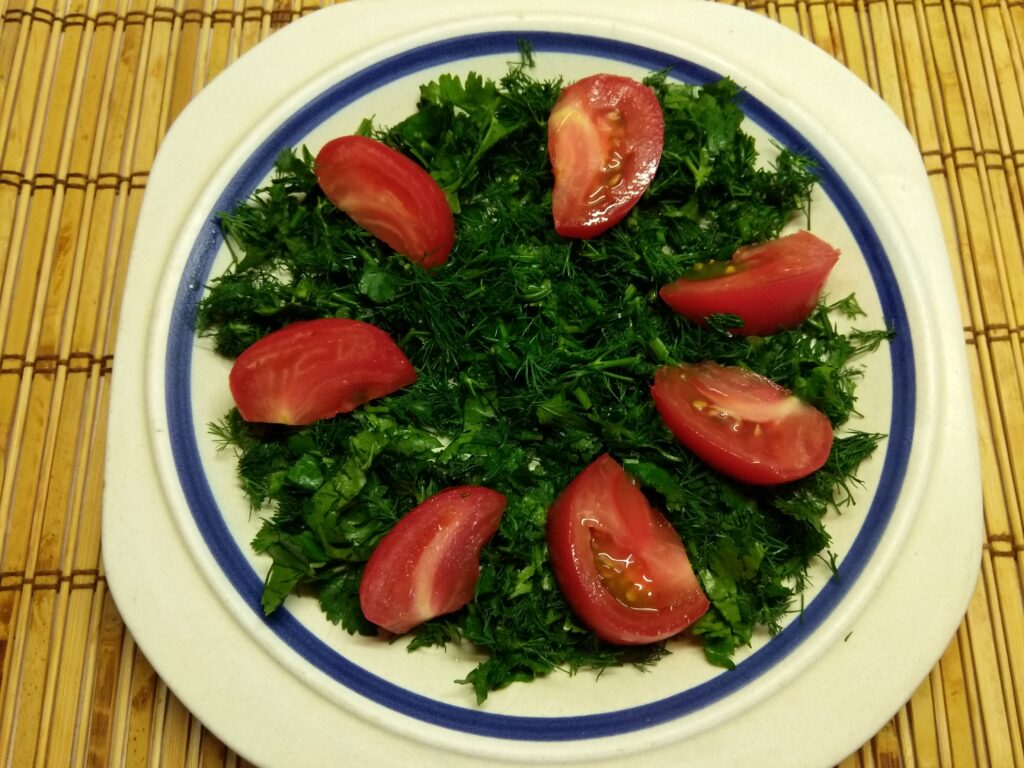 Фото рецепта - Салат с куриным филе, помидорами, ежевикой и консервированной кукурузой - шаг 2