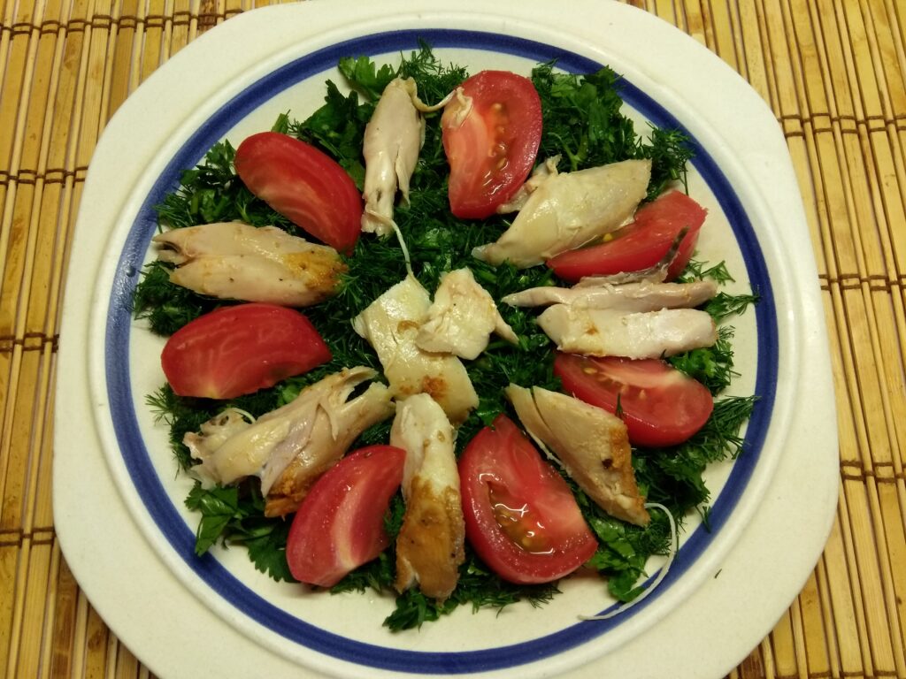 Фото рецепта - Салат с куриным филе, помидорами, ежевикой и консервированной кукурузой - шаг 3
