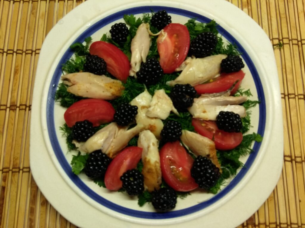 Фото рецепта - Салат с куриным филе, помидорами, ежевикой и консервированной кукурузой - шаг 4