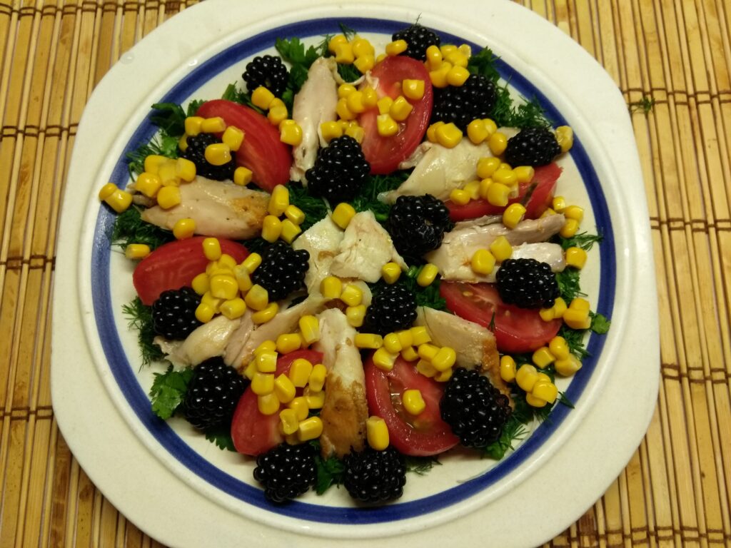 Фото рецепта - Салат с куриным филе, помидорами, ежевикой и консервированной кукурузой - шаг 5