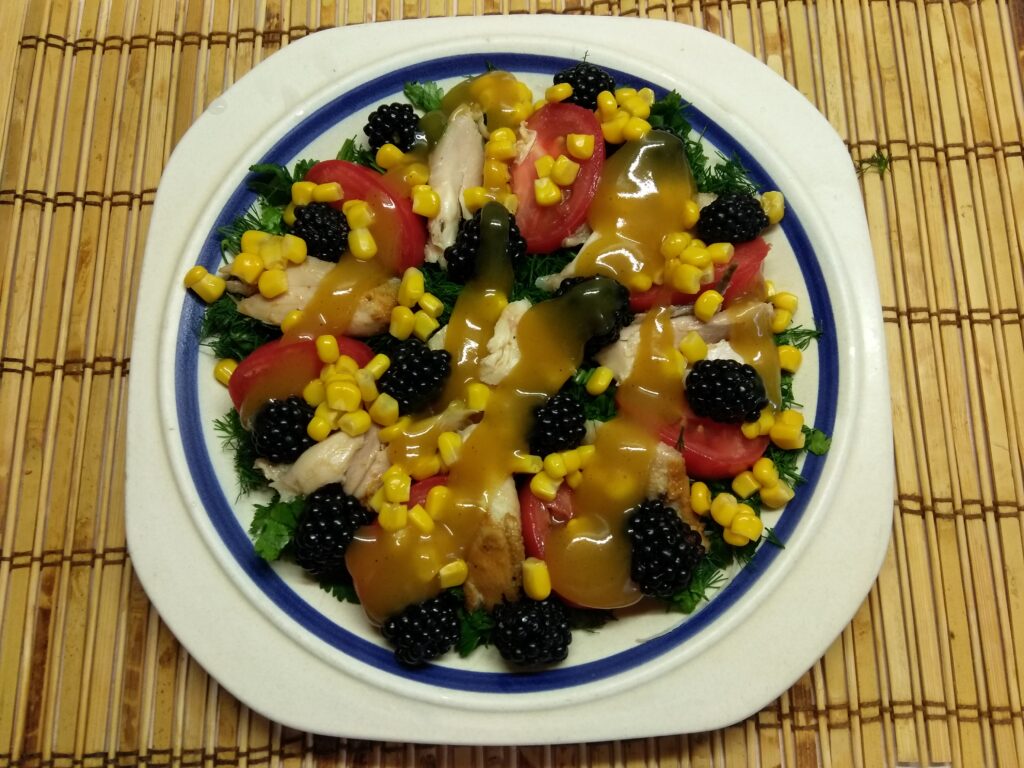 Фото рецепта - Салат с куриным филе, помидорами, ежевикой и консервированной кукурузой - шаг 6