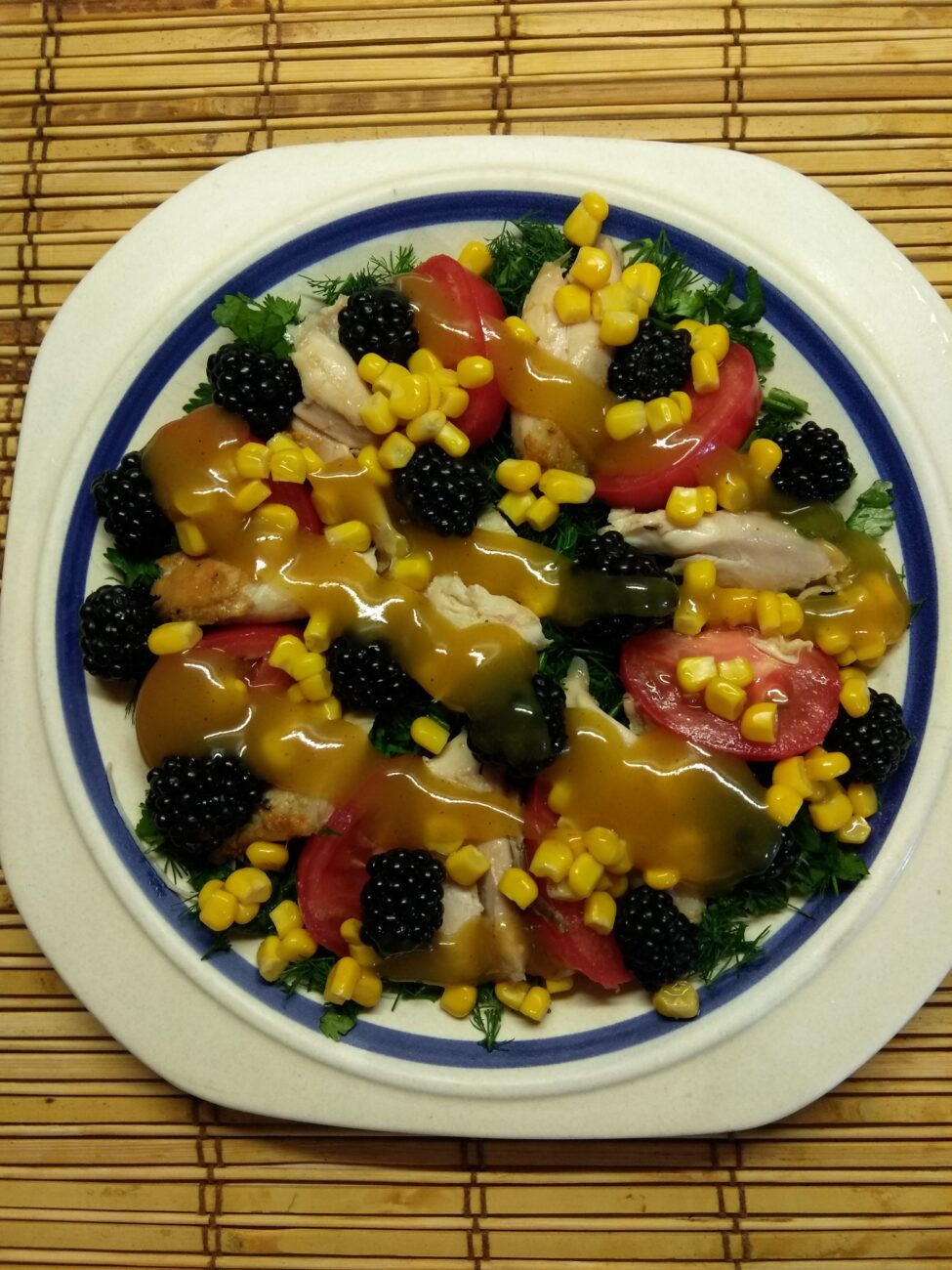 Салат с куриным филе, помидорами, ежевикой и консервированной кукурузой
