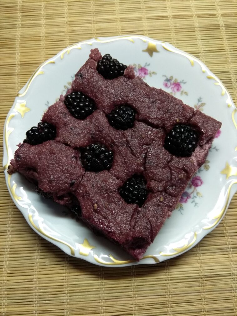 Творожная запеканка с ежевикой