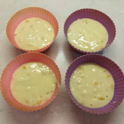Фото рецепта - Кексы с консервированной кукурузой в микроволновке - шаг 5