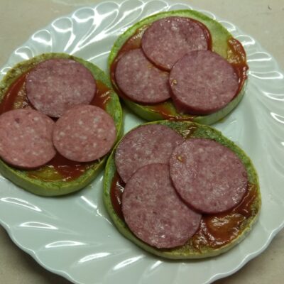 Фото рецепта - Сэндвичи из кабачков с колбасой, помидорами, огурцами и сыром - шаг 3