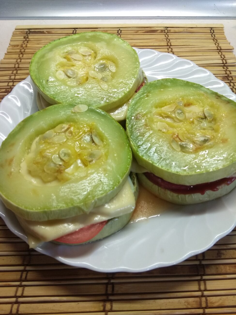 Сэндвичи из кабачков с колбасой, помидорами, огурцами и сыром