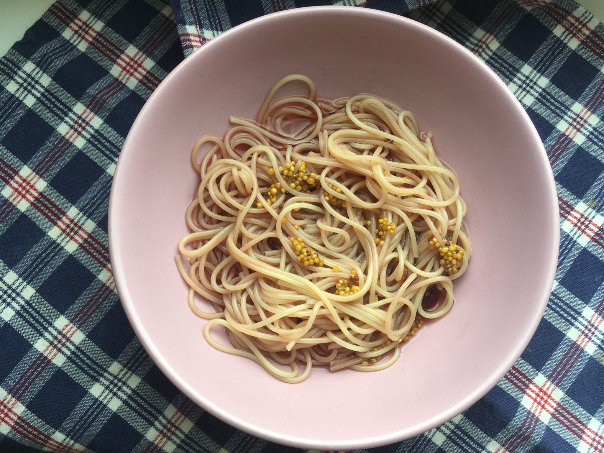 красивые макароны. спагетти альденте. холодные макароны. альфредо фетучини паста. салат.