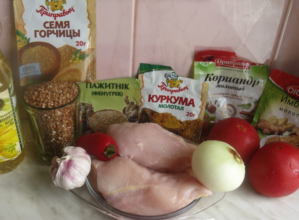 Фото рецепта - Куриные грудки с гречкой, тушеные в томатном соусе - шаг 1