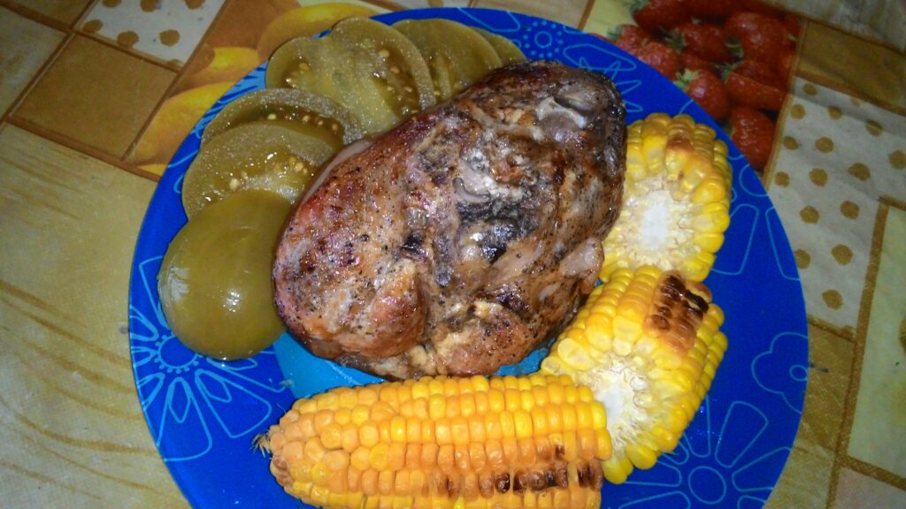 Запеченная свиная рулька с сметанно-горчичном соусе с кукурузой