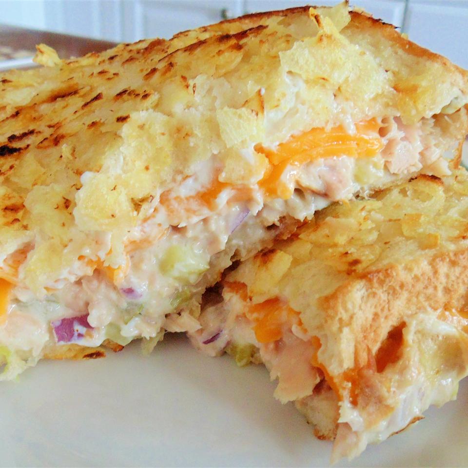 Бутерброд с тунцом, расплавленным сыром и чипсами
