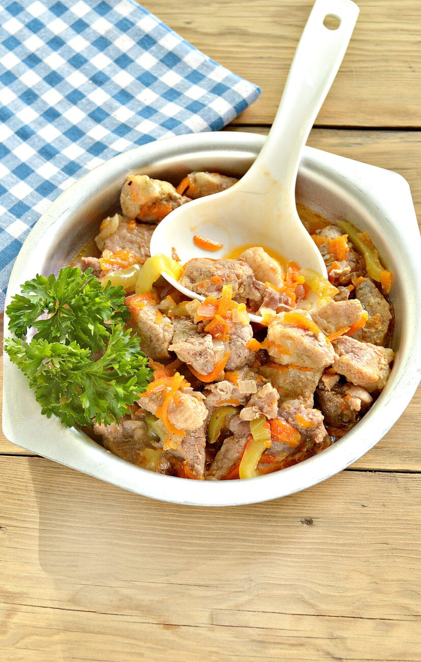 Подлива из свинины с овощами в мультиварке