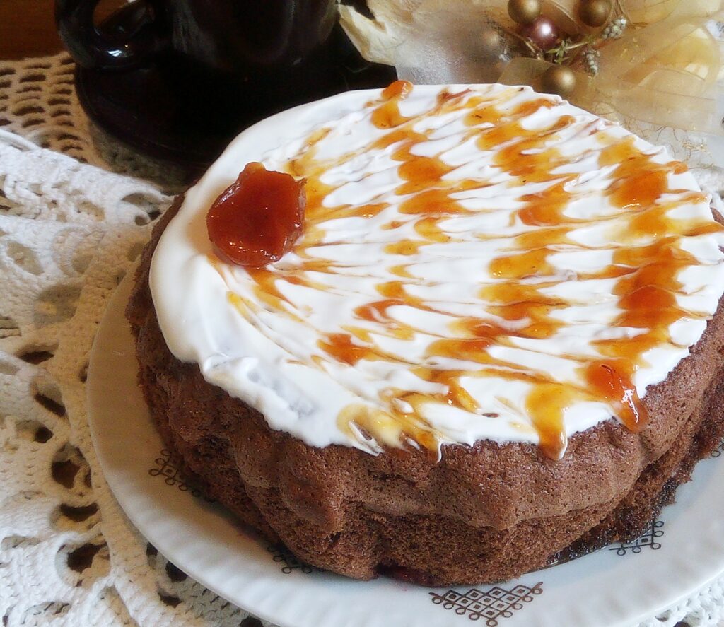 Фото рецепта - Шоколадный бисквит с вишней и грушами - шаг 8