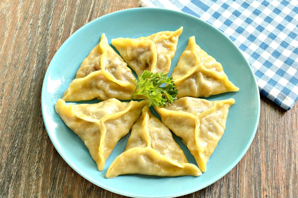 Фото рецепта - Манты с капустой и говядиной - шаг 9