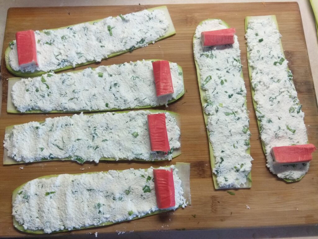 Фото рецепта - Рулеты из кабачков с творожной намазкой и крабовыми палочками - шаг 5