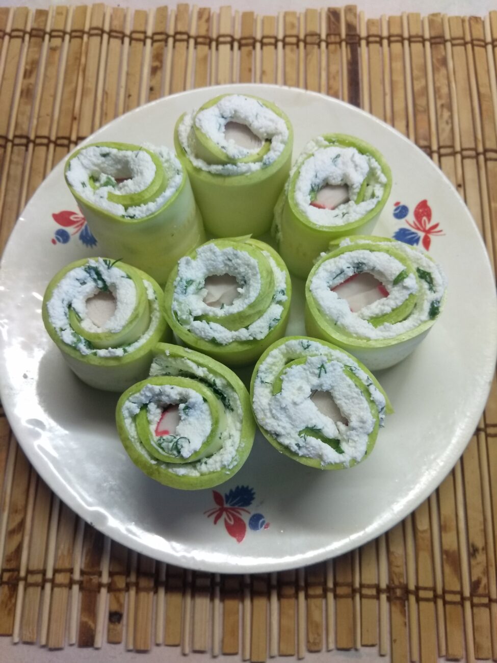 Рулеты из кабачков с творожной намазкой и крабовыми палочками