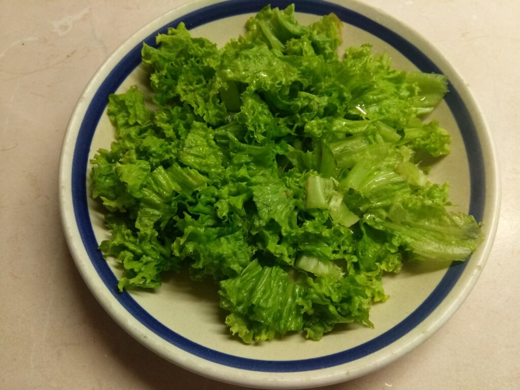 Фото рецепта - Салат с куриной печенью, сливами, огурцами и маринованным луком - шаг 1