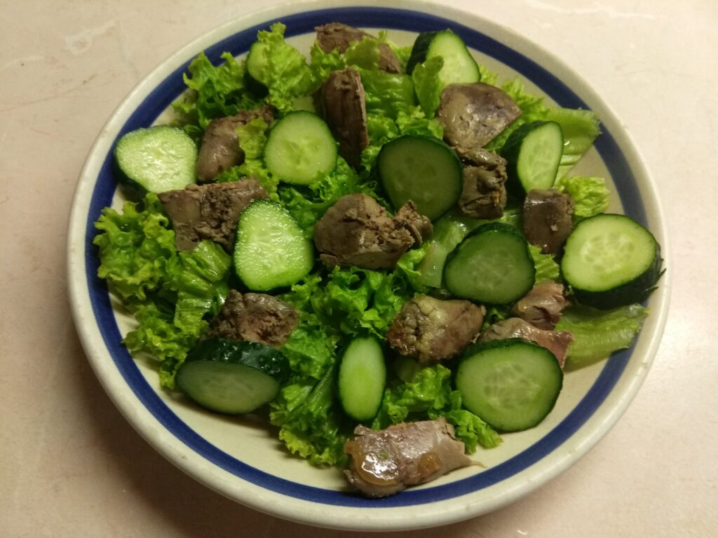 Фото рецепта - Салат с куриной печенью, сливами, огурцами и маринованным луком - шаг 3