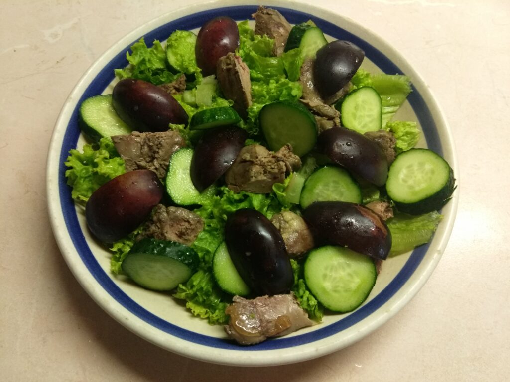 Фото рецепта - Салат с куриной печенью, сливами, огурцами и маринованным луком - шаг 4