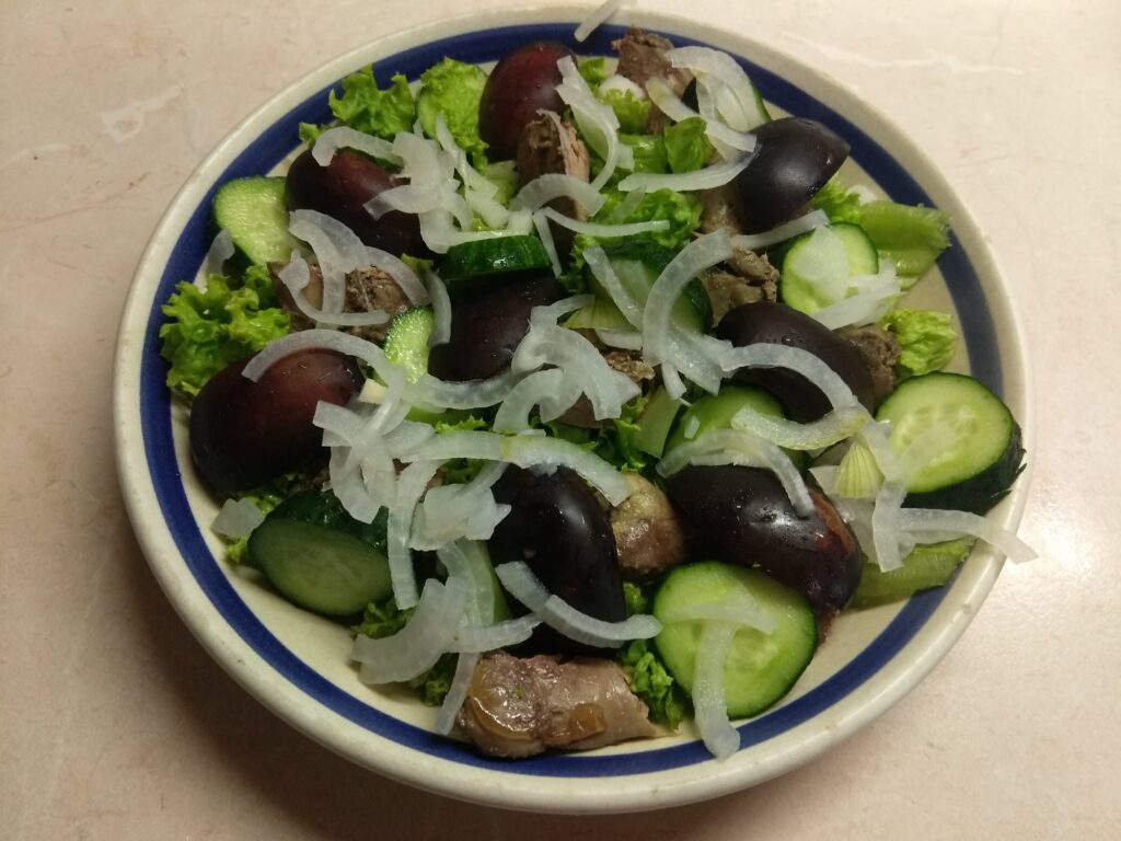 Фото рецепта - Салат с куриной печенью, сливами, огурцами и маринованным луком - шаг 5