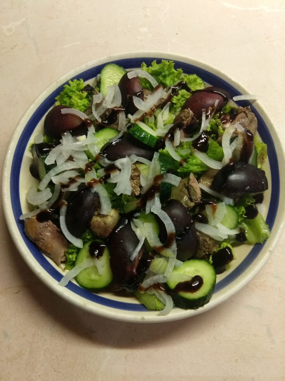 Салат с куриной печенью, сливами, огурцами и маринованным луком
