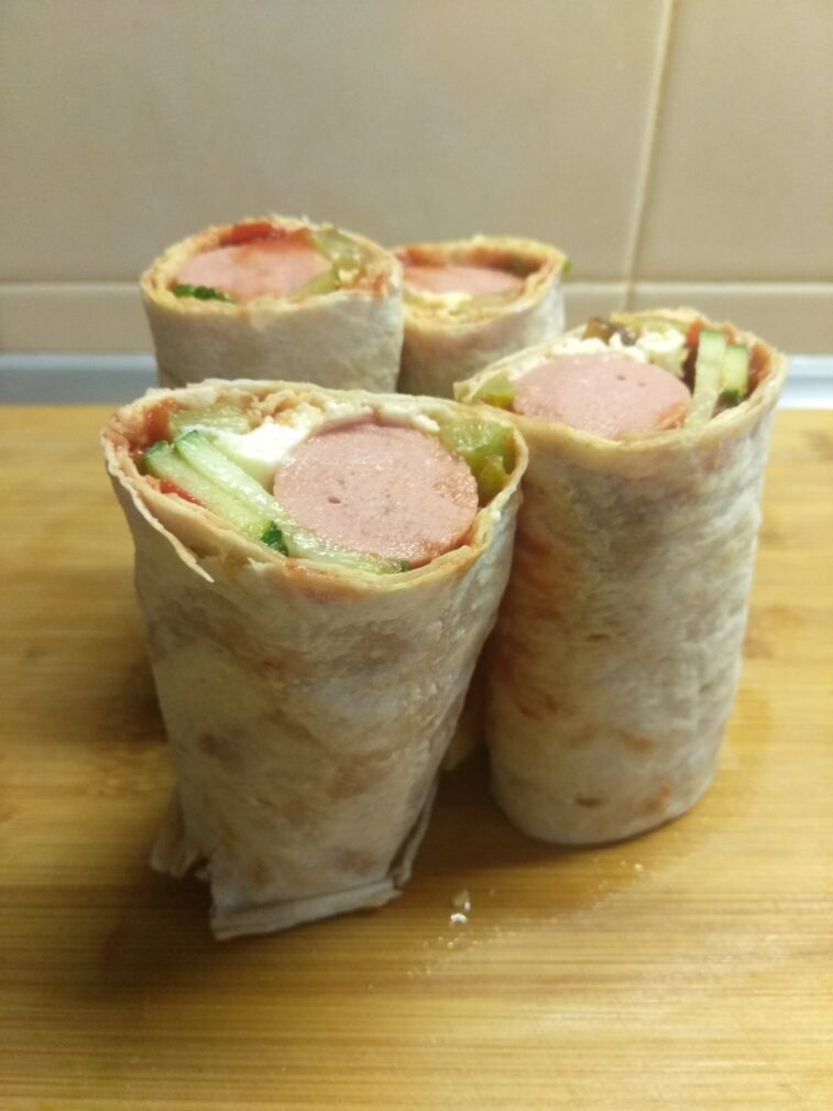 Шаурма с сосисками, свежими огурцами, сливами и плавленым сыром