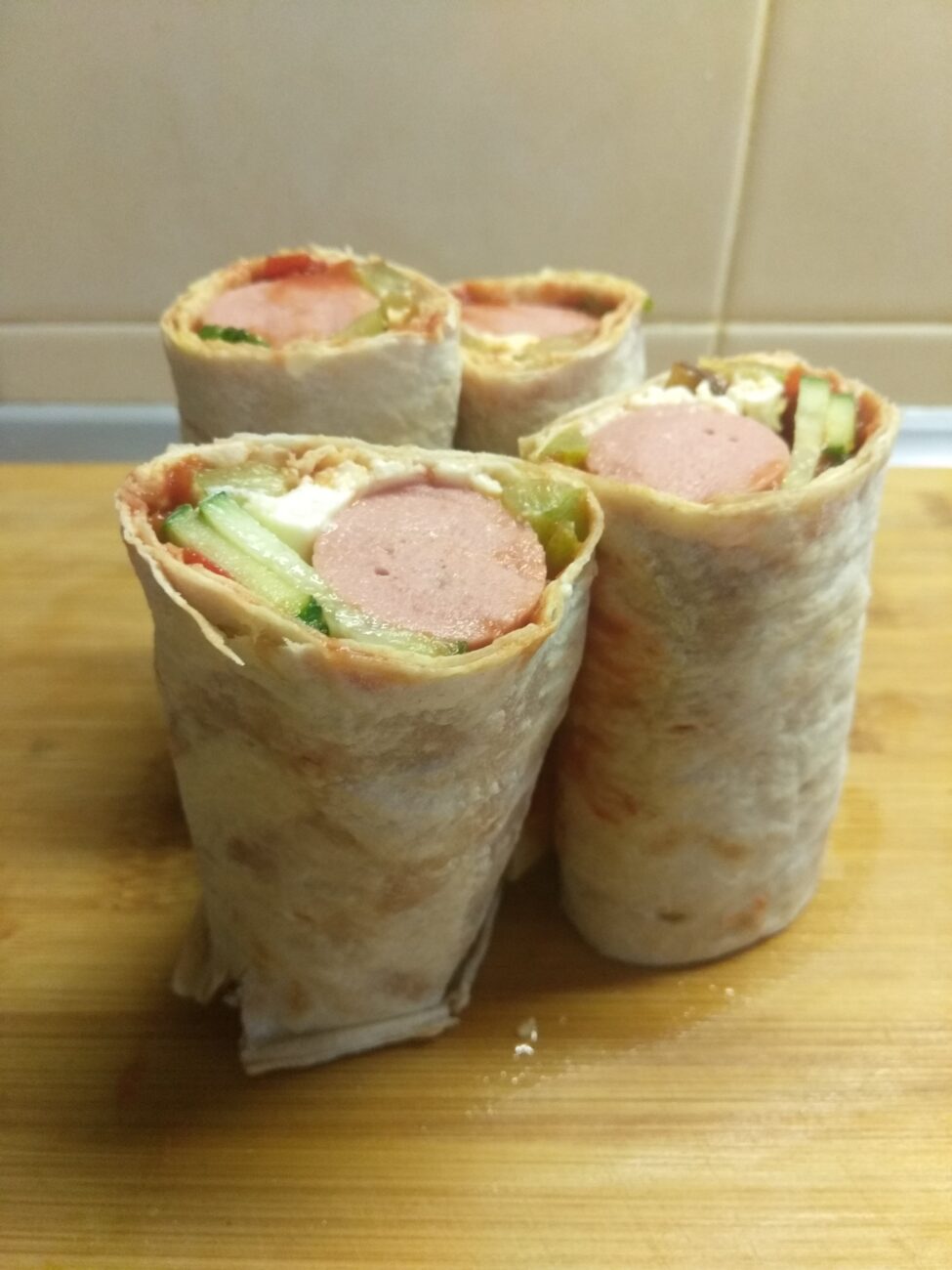Шаурма с сосисками, свежими огурцами, сливами и плавленым сыром