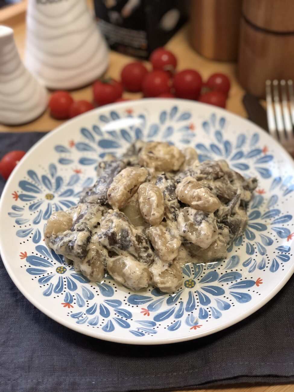 Ньокки с шампиньонами, тушеные в сливках