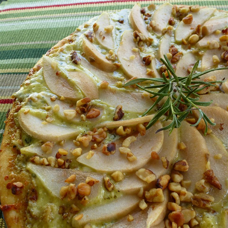 Пицца с грушей, голубым сыром и орехами