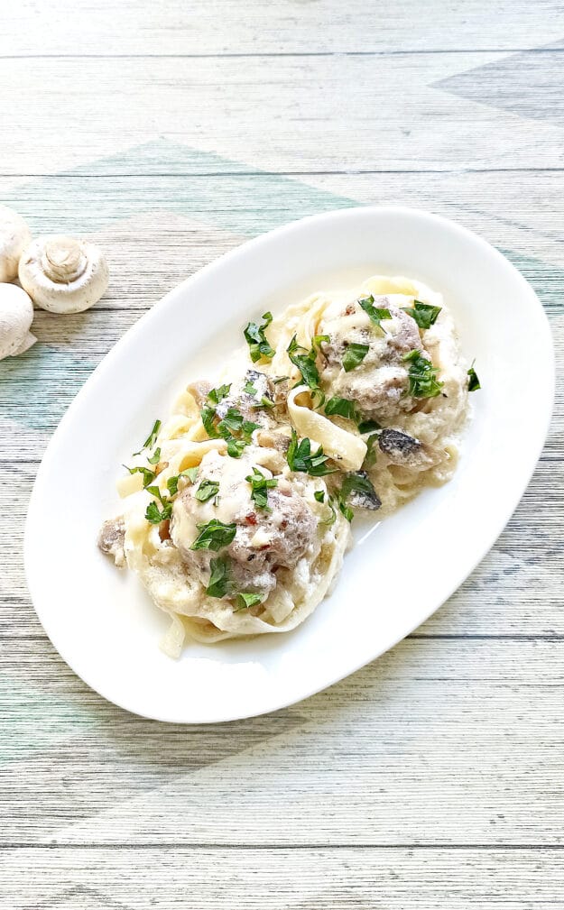 «Гнезда» с мясными шариками и грибами