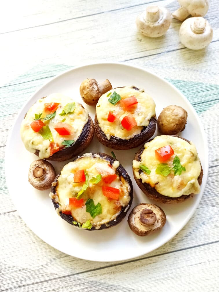 Шампиньоны, фаршированные помидорами и плавленым сыром в духовке