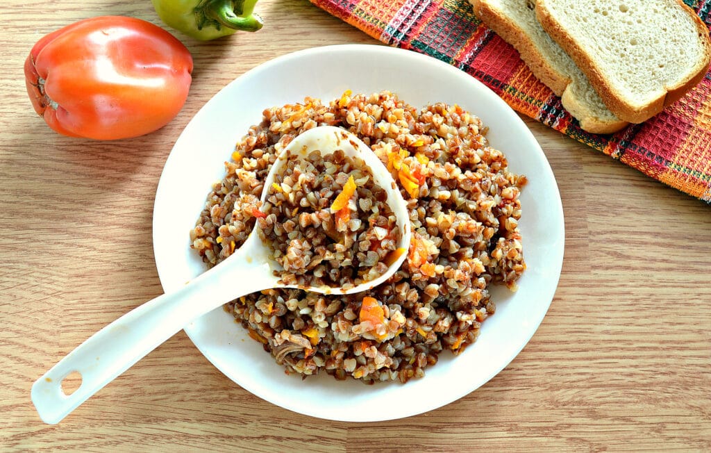 Фото рецепта - Гречневая каша с овощами и отварным мясом в мультиварке - шаг 6