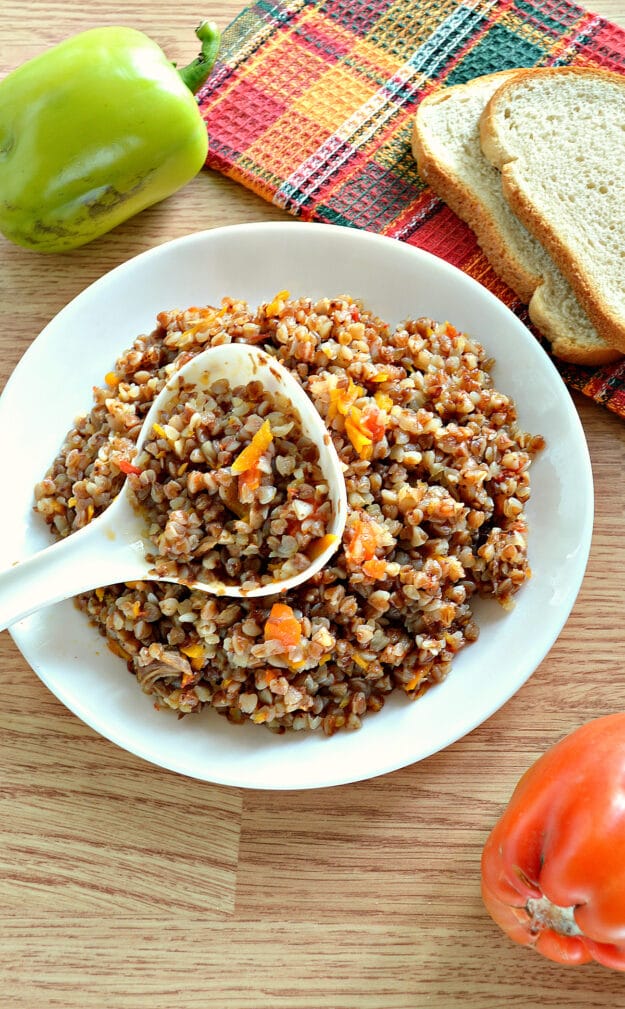 Гречневая каша с овощами и отварным мясом в мультиварке