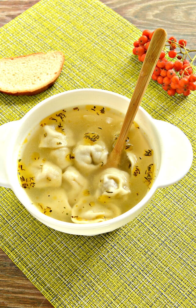Пельмени в курином бульоне