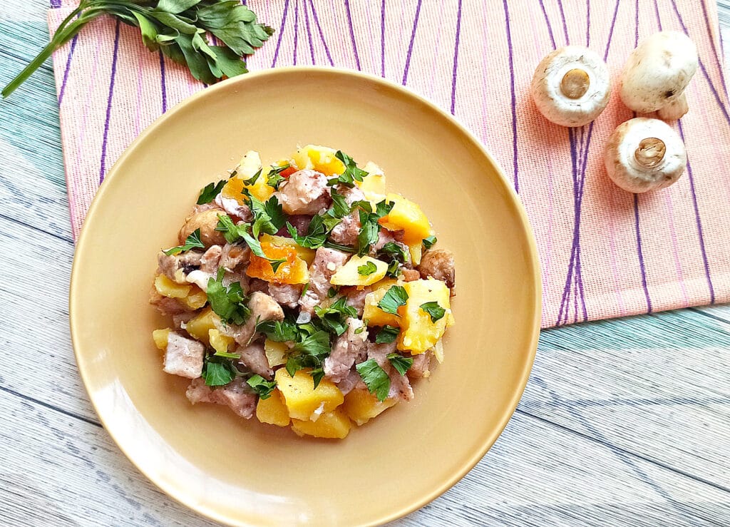Фото рецепта - Свинина с шампиньонами и картофелем в мультиварке - шаг 8